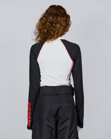 skitrøje bagpå kvindemodel