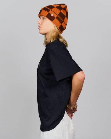 Sort öhouse t-shirt fra siden kvindemodel